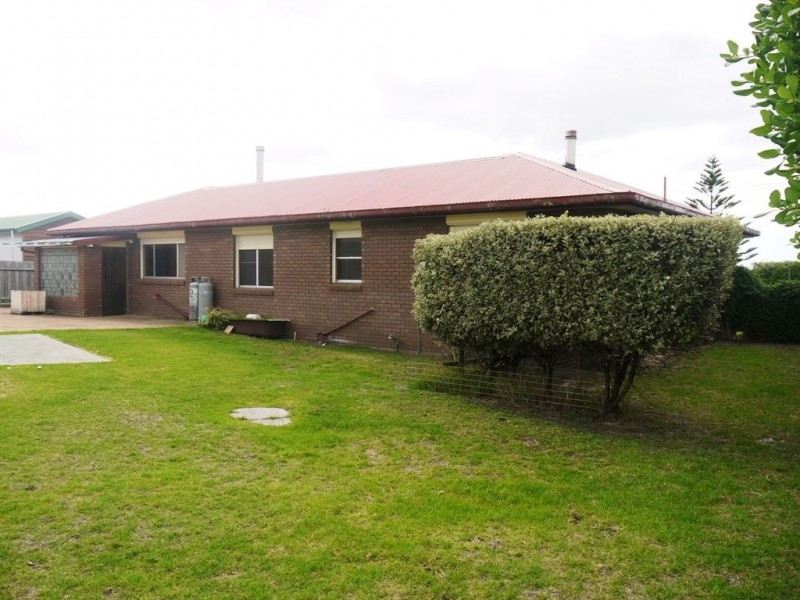 121 The Esplanade, Naracoopa TAS 7256