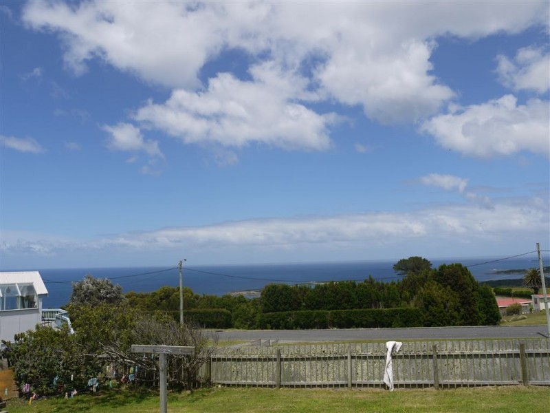 8 Waratah street, Grassy TAS 7256