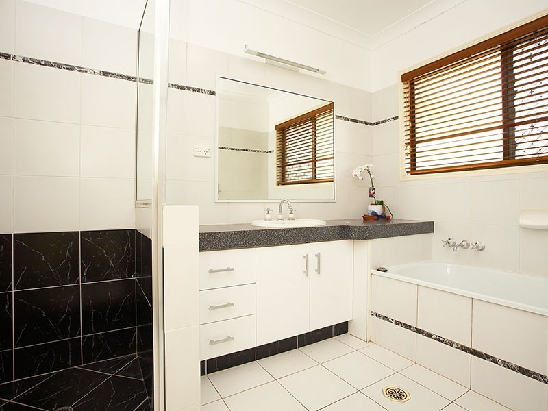 54 Jacaranda Ave, Boronia Heights QLD 4124
