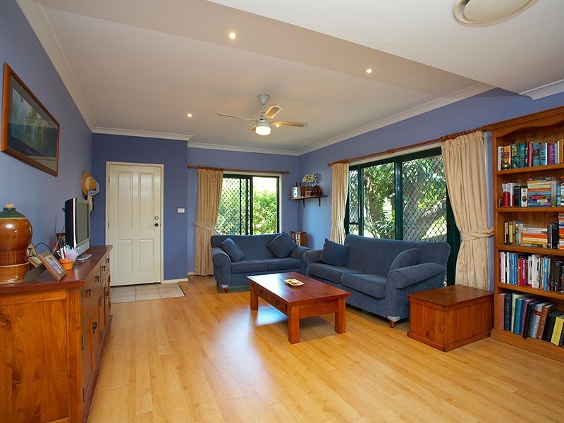 20 Cameron St, Fairfield QLD 4103