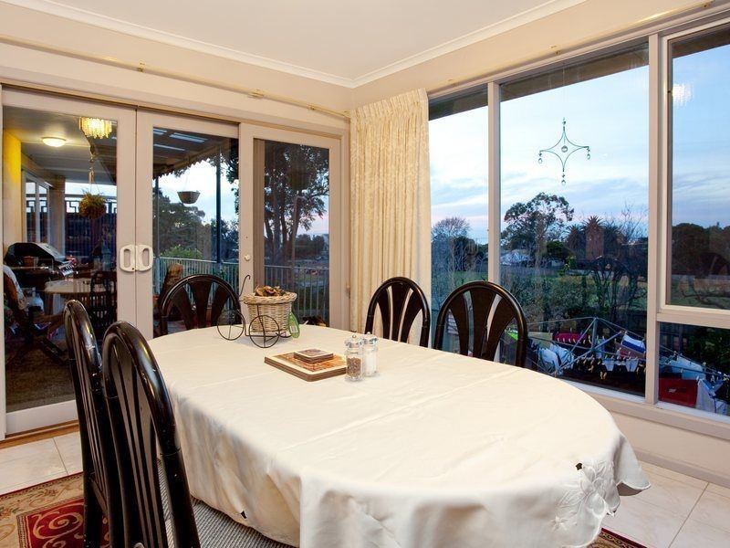 10 Woodlands Grove, Frankston South VIC 3199
