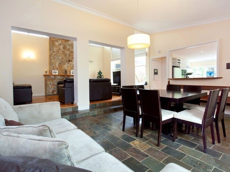 35 Woodlands Grove, Frankston VIC 3199