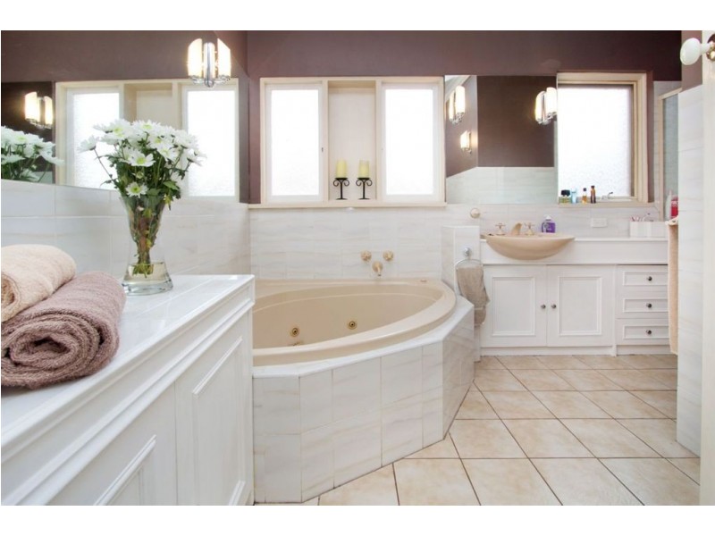 35 Woodlands Grove, Frankston VIC 3199