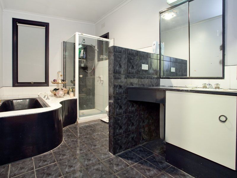 10 Woodlands Grove, Frankston VIC 3199