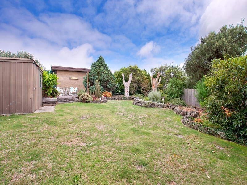 11 Pine Hill Drive, Frankston VIC 3199