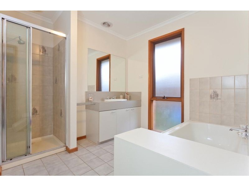 2 Ondean Court, Frankston VIC 3199