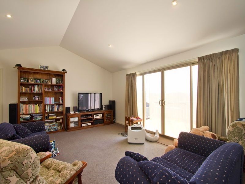 142 Clarendon Drive, Somerville VIC 3912