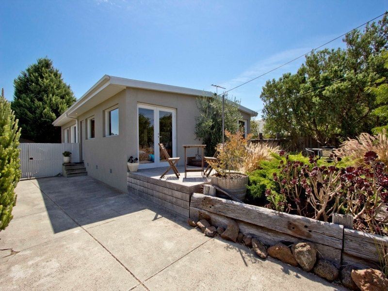 15 Larool Crescent, Seaford VIC 3198