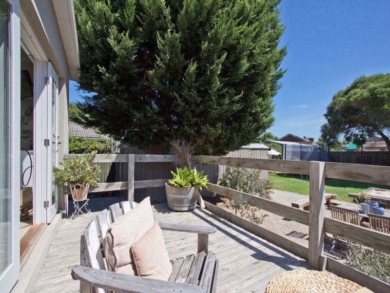 15 Larool Crescent, Seaford VIC 3198