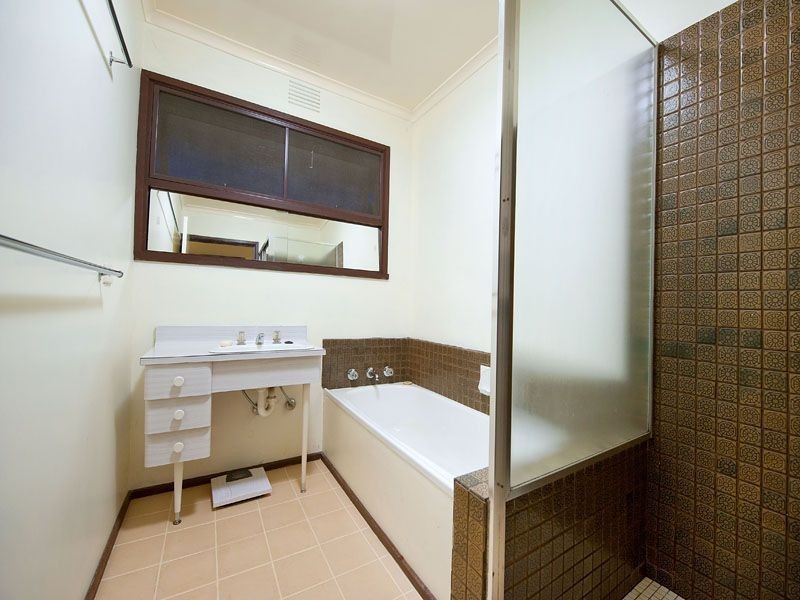 8 Leawarra Parade, Frankston VIC 3199