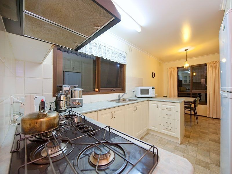8 Leawarra Parade, Frankston VIC 3199