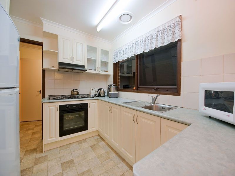 8 Leawarra Parade, Frankston VIC 3199