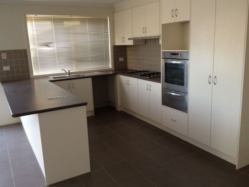 19 Tyndall Street, Cranbourne East VIC 3977