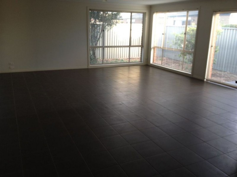 19 Tyndall Street, Cranbourne East VIC 3977