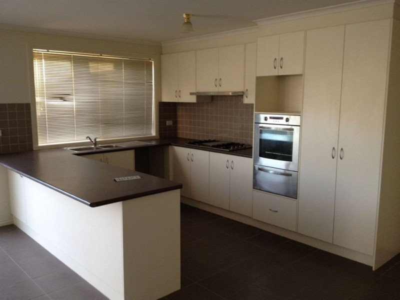 19 Tyndall Street, Cranbourne East VIC 3977
