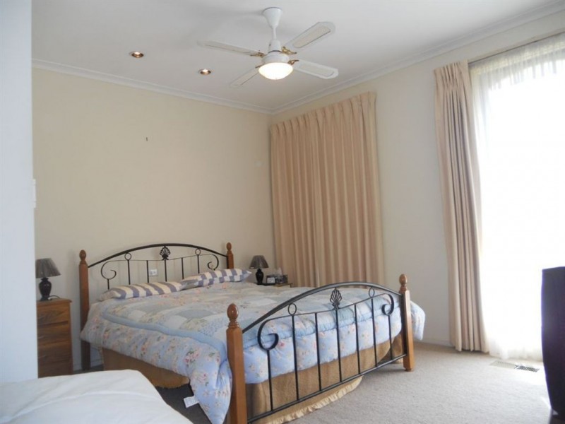 73 Broadway, Rosebud West VIC 3940