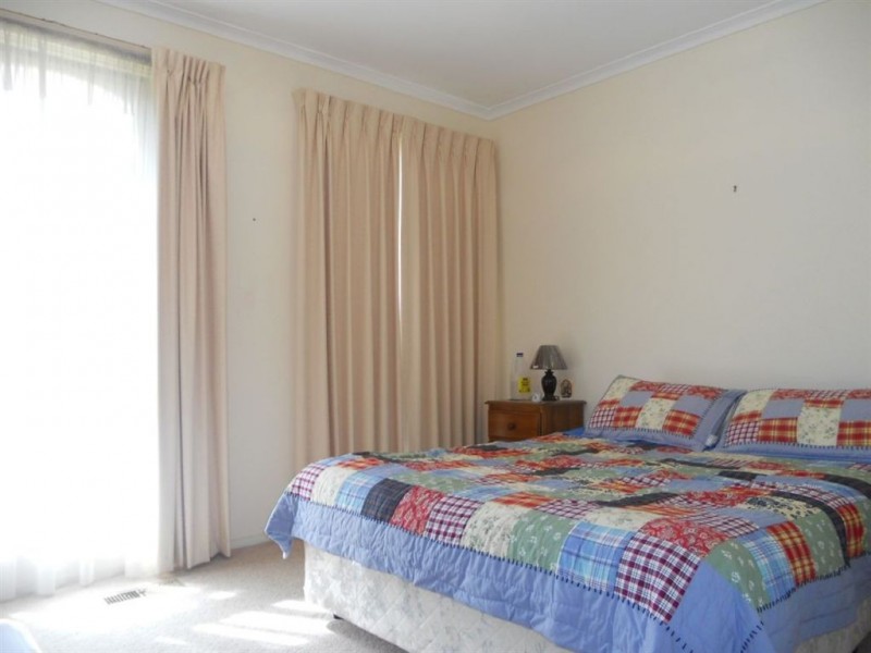 73 Broadway, Rosebud West VIC 3940