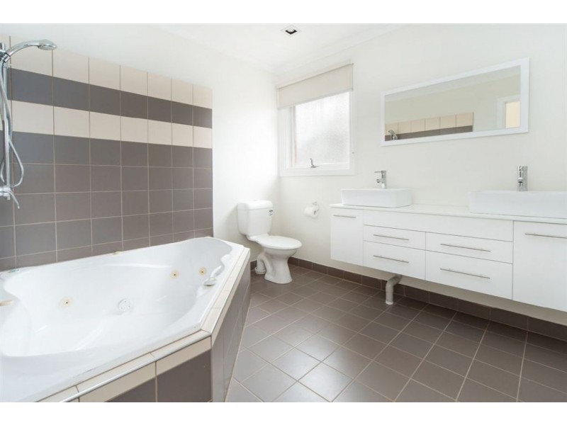 2 Cedar Court, Frankston VIC 3199