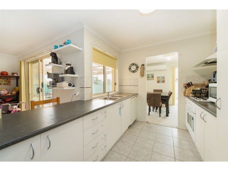 8 Oriana Grove, Skye VIC 3977