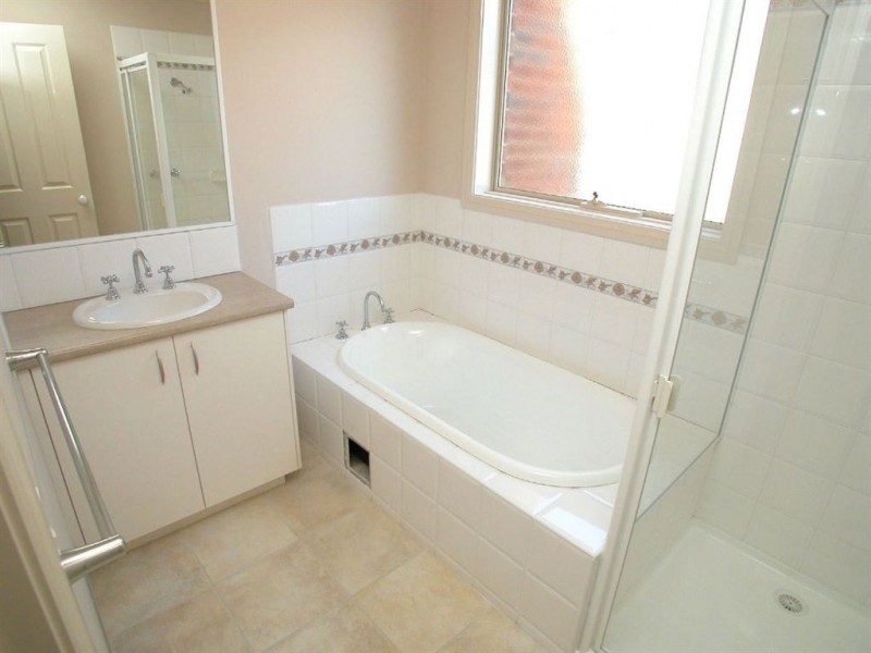 24 Yellowbox Crescent, Lyndhurst VIC 3975