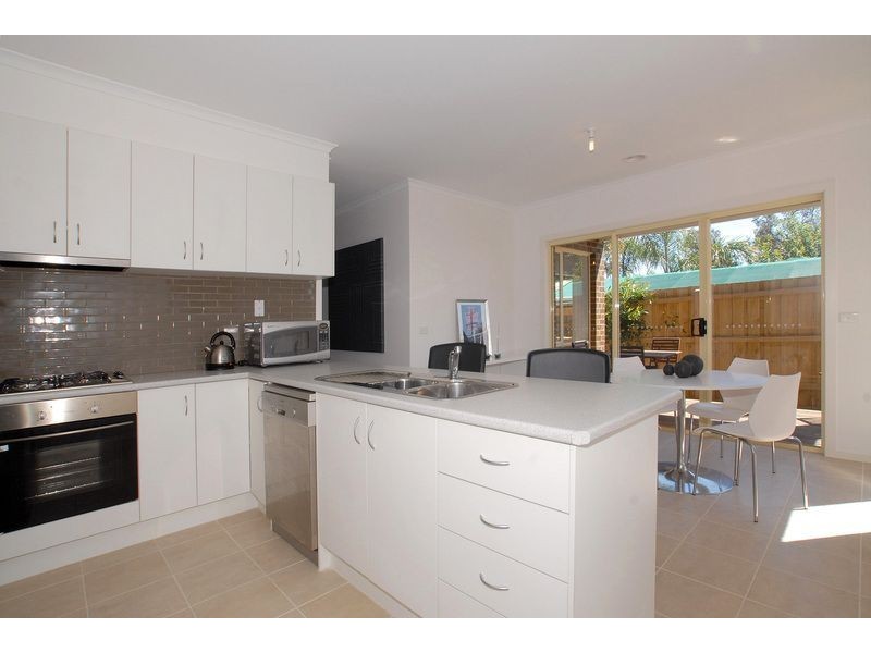 2/5 Rosslyn Avenue, Seaford VIC 3198