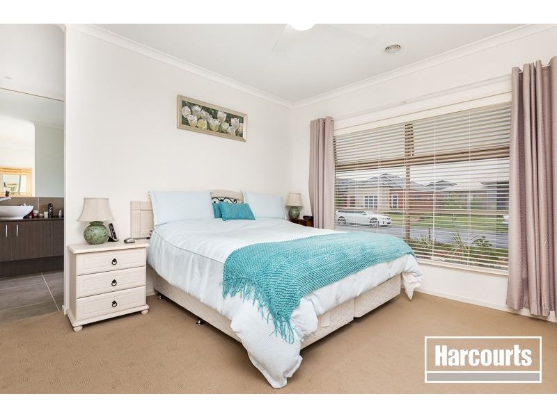 17 Silverleaf Crescent, Officer VIC 3809