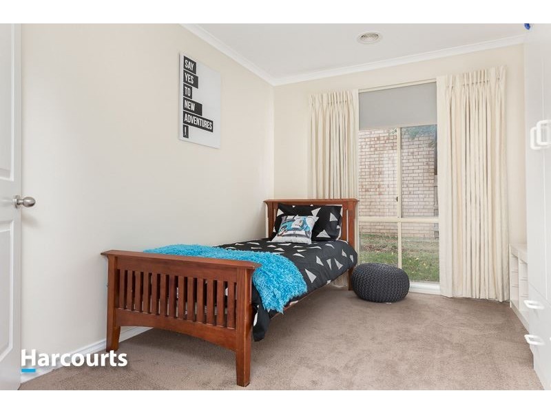 8 Marina Court, Berwick VIC 3806