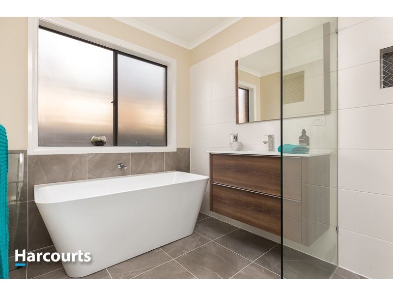 8 Marina Court, Berwick VIC 3806