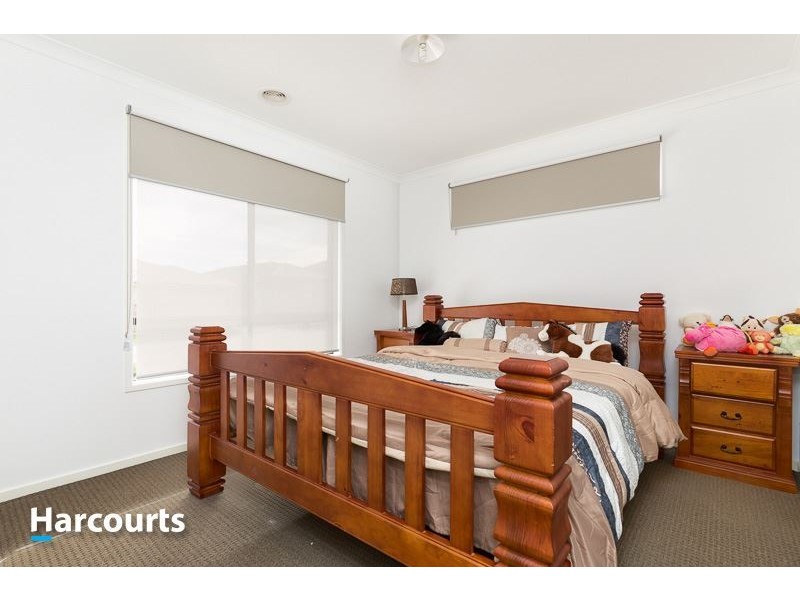 8 Amesbury Way, Clyde North VIC 3978