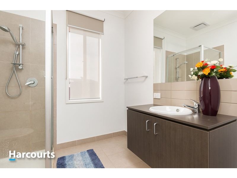 8 Amesbury Way, Clyde North VIC 3978