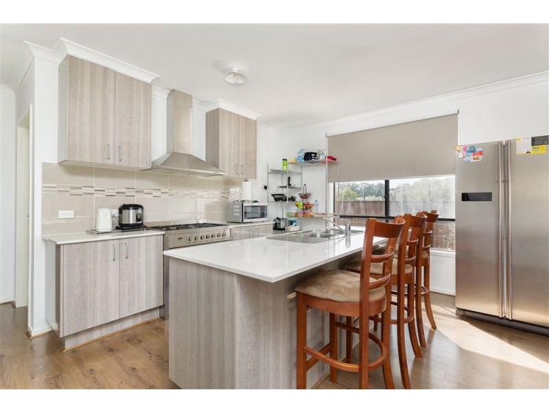 8 Amesbury Way, Clyde North VIC 3978