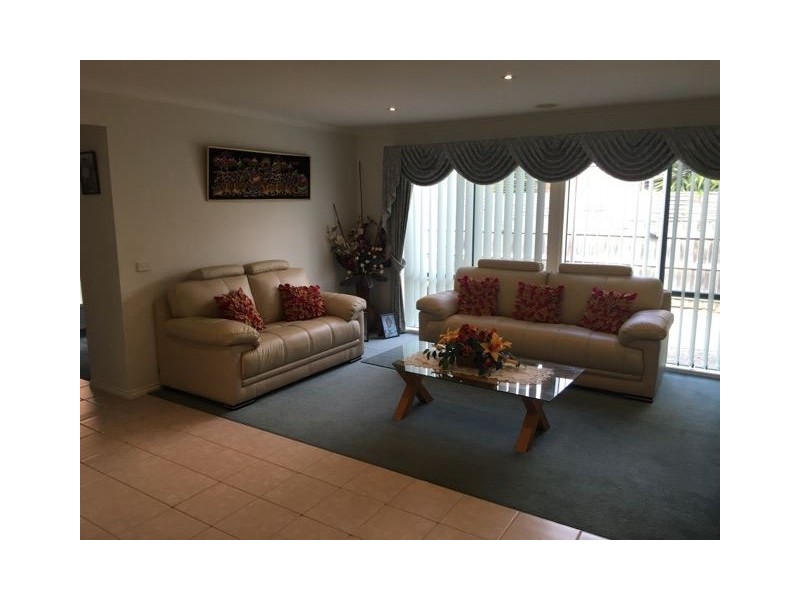 15 Glenn Erin Way, Berwick VIC 3806