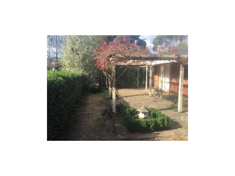 5 Adelong Court, Berwick VIC 3806