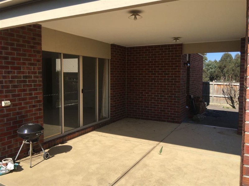 43 Riviera Drive, Berwick VIC 3806