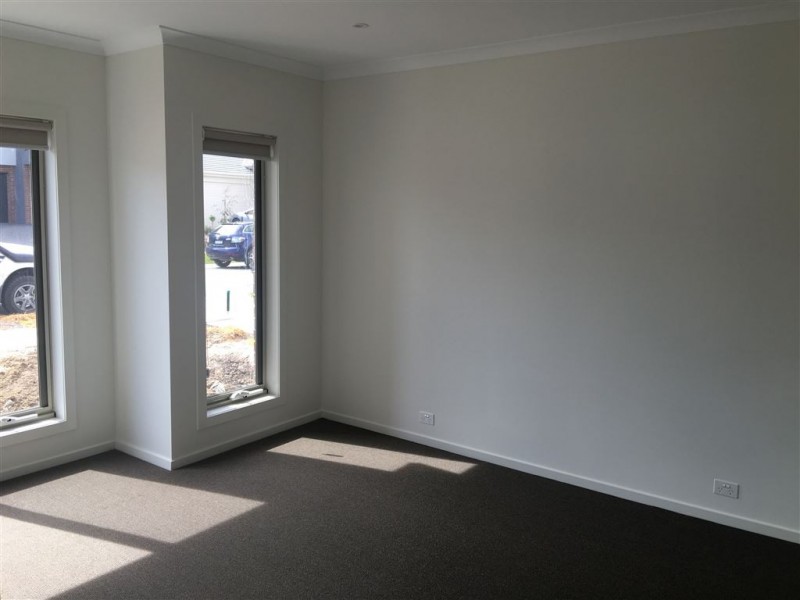 11 Sikes Road, Clyde North VIC 3978