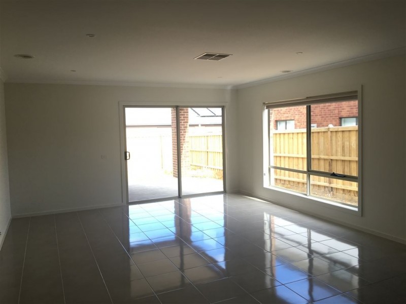 11 Sikes Road, Clyde North VIC 3978