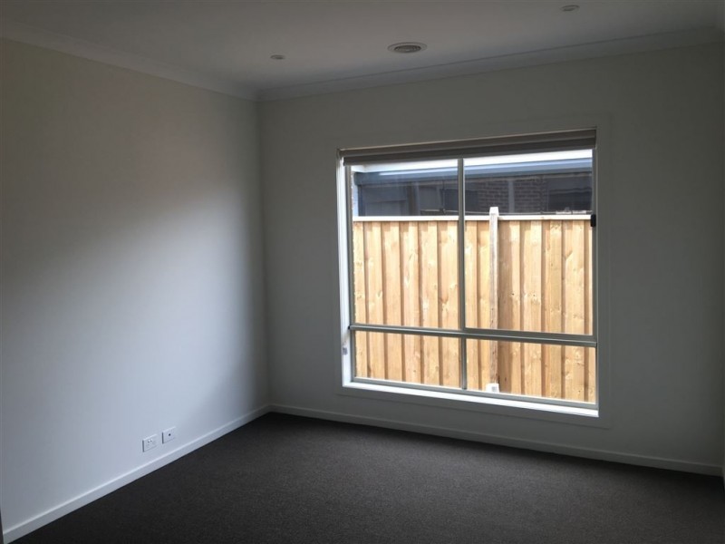 11 Sikes Road, Clyde North VIC 3978