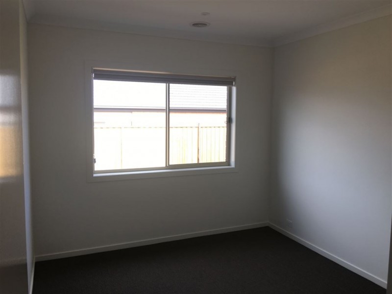 11 Sikes Road, Clyde North VIC 3978