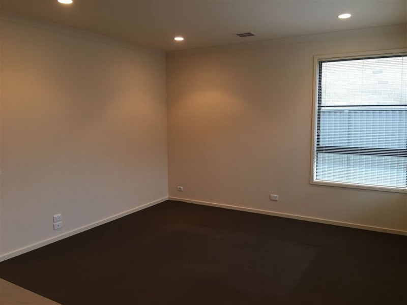 10 Petrel Circuit, Pakenham VIC 3810