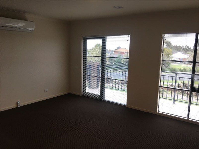 10 Petrel Circuit, Pakenham VIC 3810