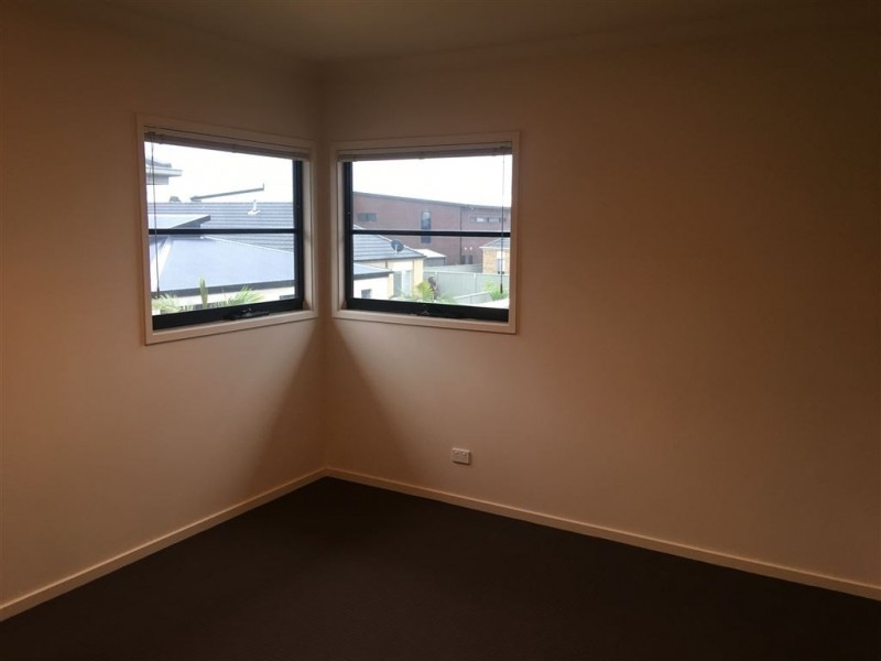 10 Petrel Circuit, Pakenham VIC 3810