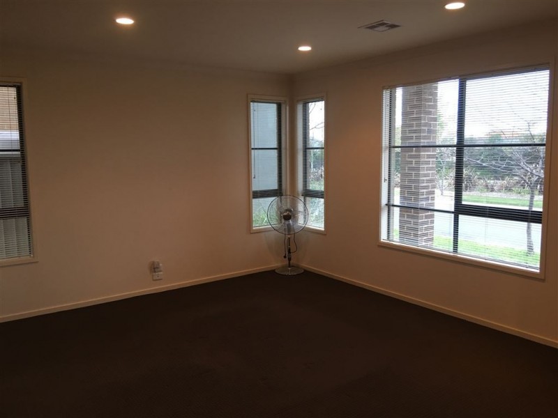 10 Petrel Circuit, Pakenham VIC 3810