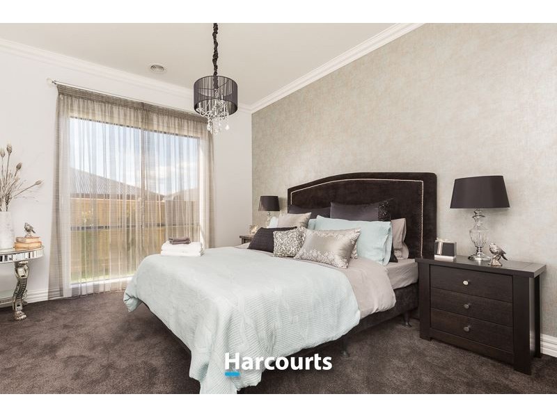 27 Newbridge Boulevard, Clyde North VIC 3978