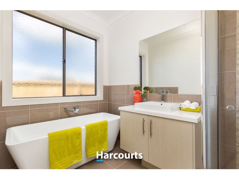 29 Newbridge Boulevard, Clyde North VIC 3978