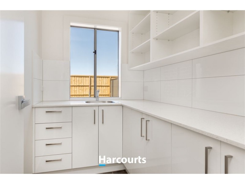 22 Hollingrove Avenue, Clyde North VIC 3978