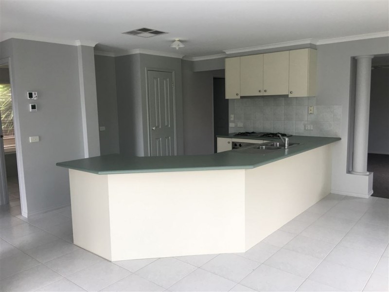 17 Glenn Erin Way, Berwick VIC 3806