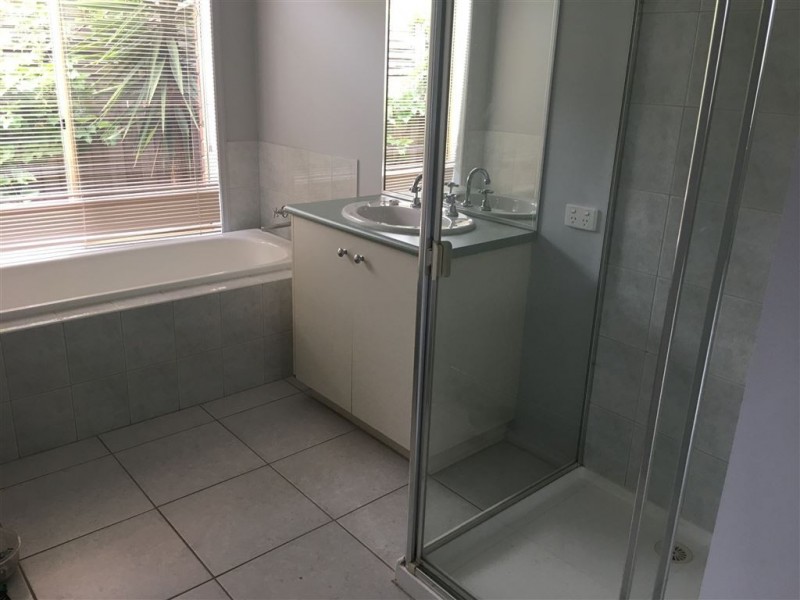 17 Glenn Erin Way, Berwick VIC 3806