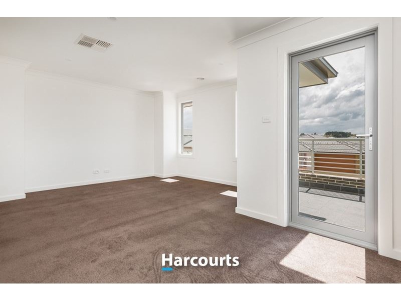 22 Hollingrove Avenue, Clyde North VIC 3978