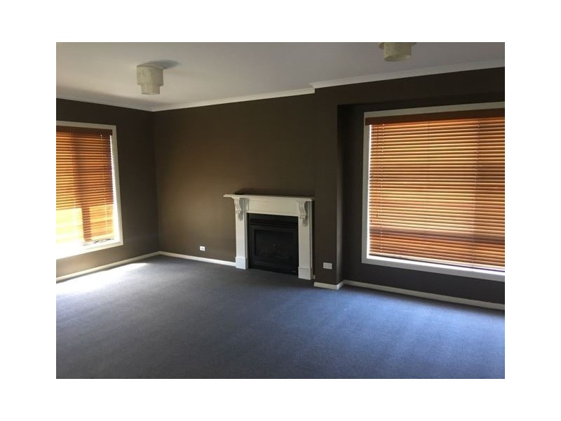 5 Eucumbene Drive, Berwick VIC 3806