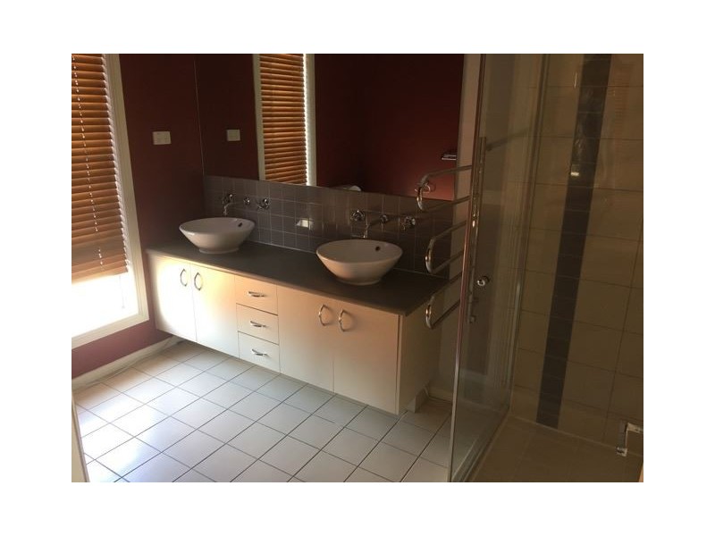 5 Eucumbene Drive, Berwick VIC 3806